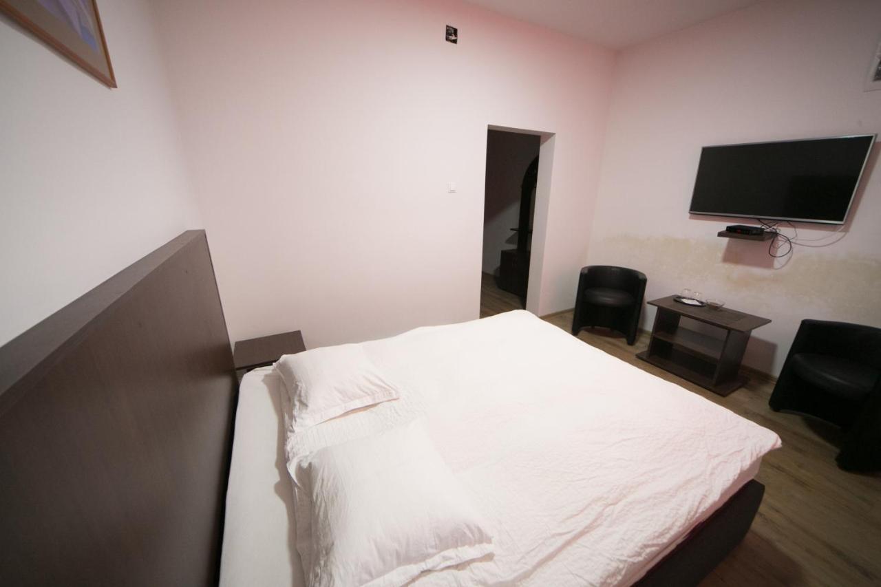 Napsugar Panzio Motel Lunga  ภายนอก รูปภาพ