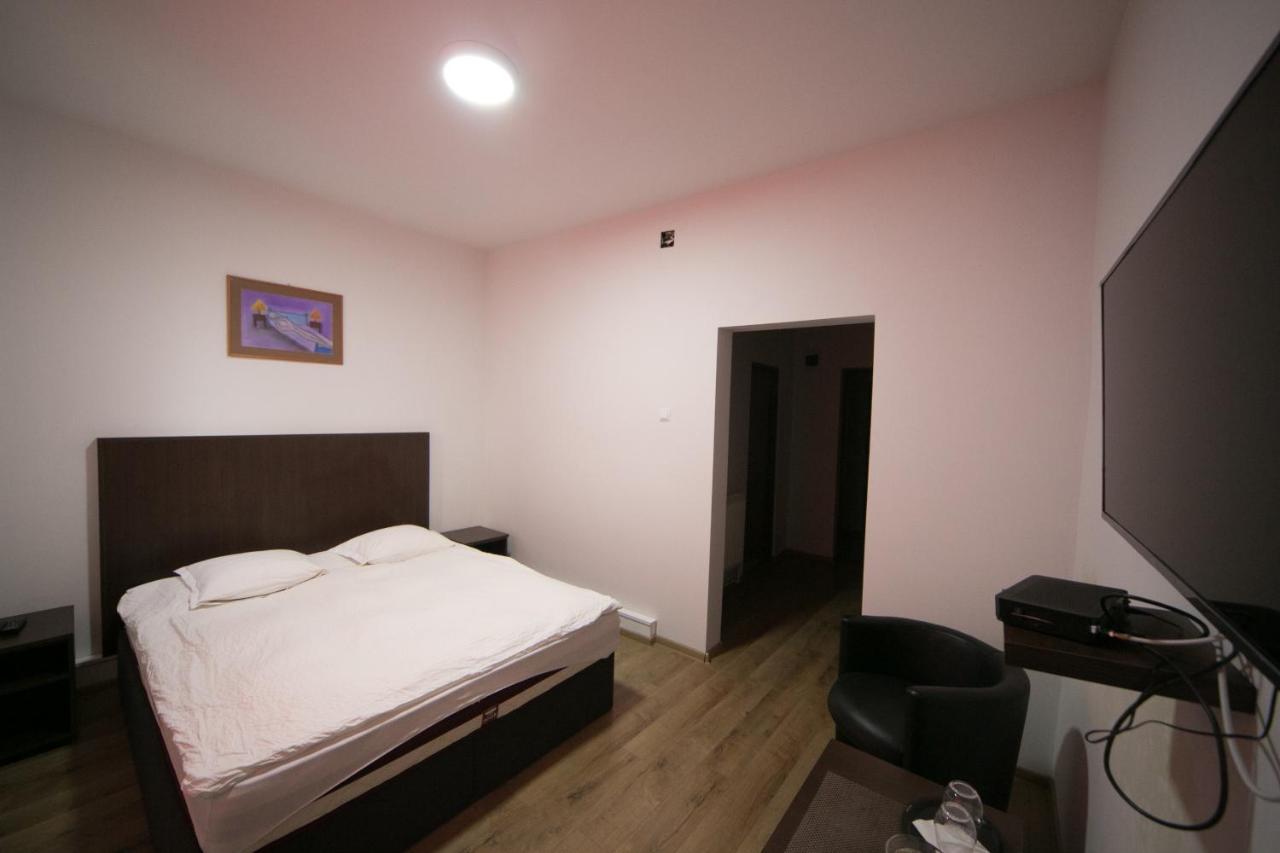 Napsugar Panzio Motel Lunga  ภายนอก รูปภาพ